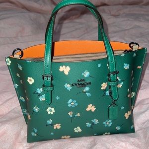 Mystic Flower Molly Tote 25- Green Multi